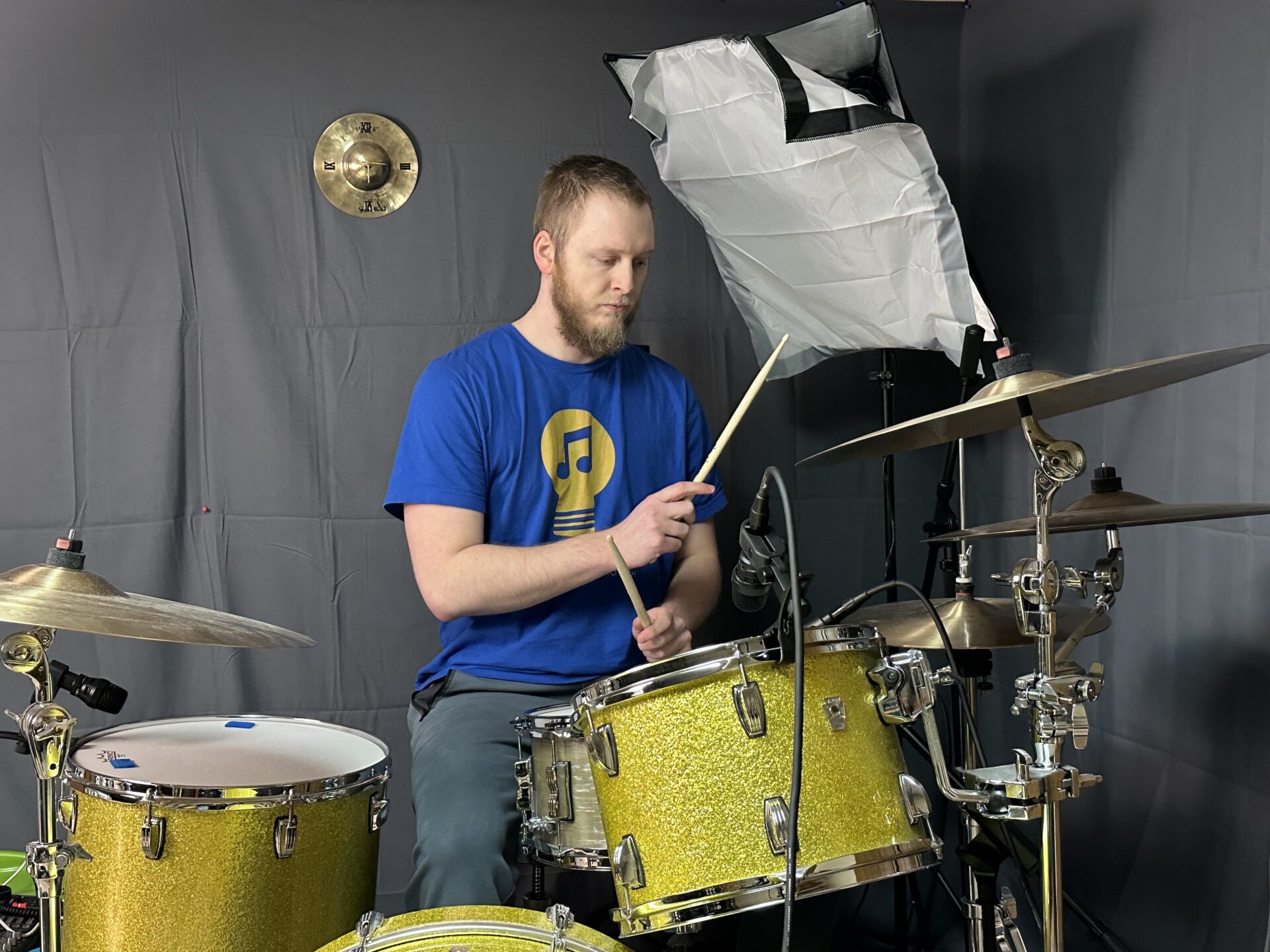 What Is Open Handed Drumming?! Why Do Drummers Do This?